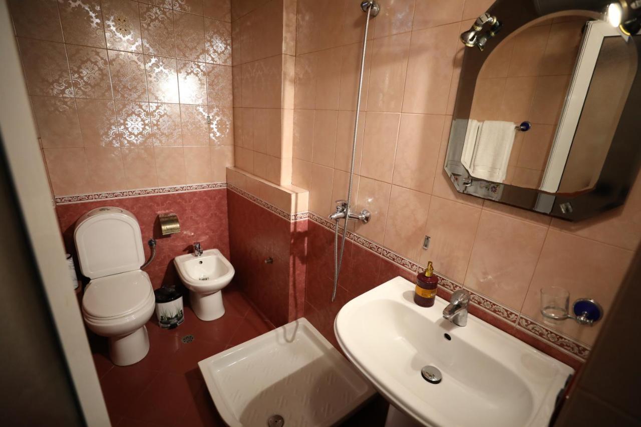 Little Corner Hostel Tirana Esterno foto