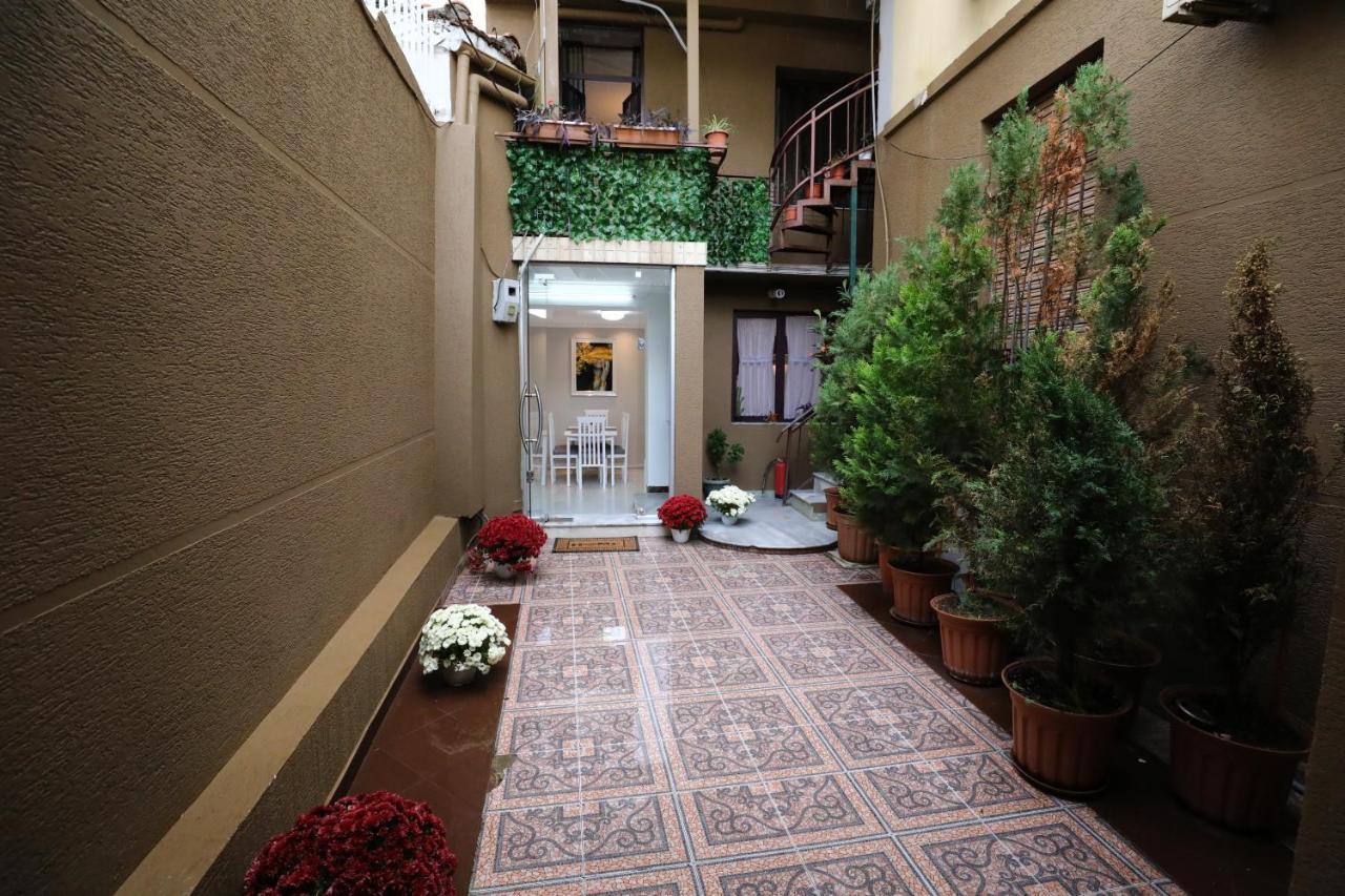 Little Corner Hostel Tirana Esterno foto