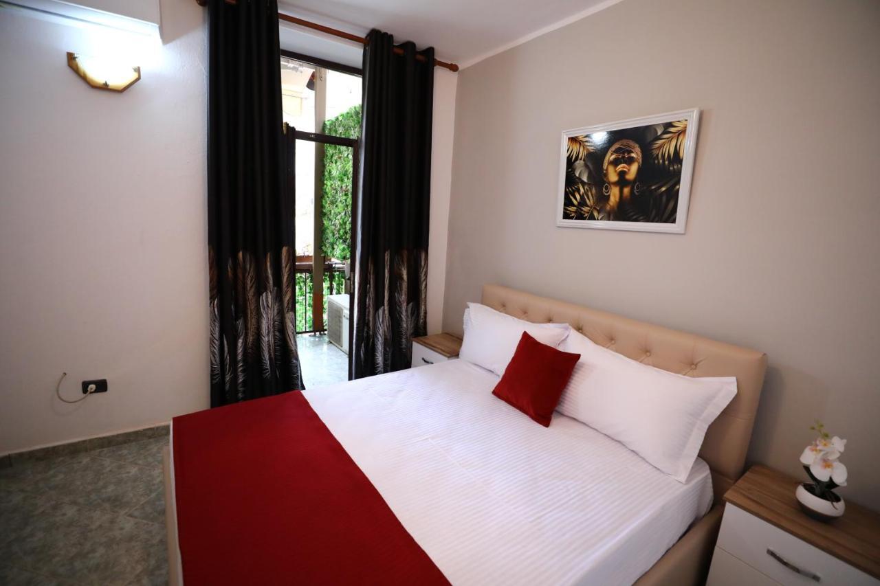 Little Corner Hostel Tirana Esterno foto