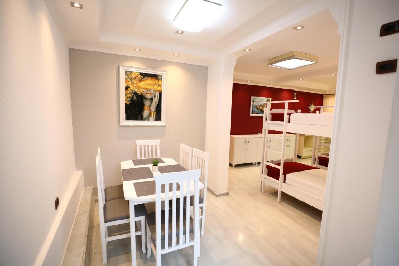 Little Corner Hostel Tirana Esterno foto